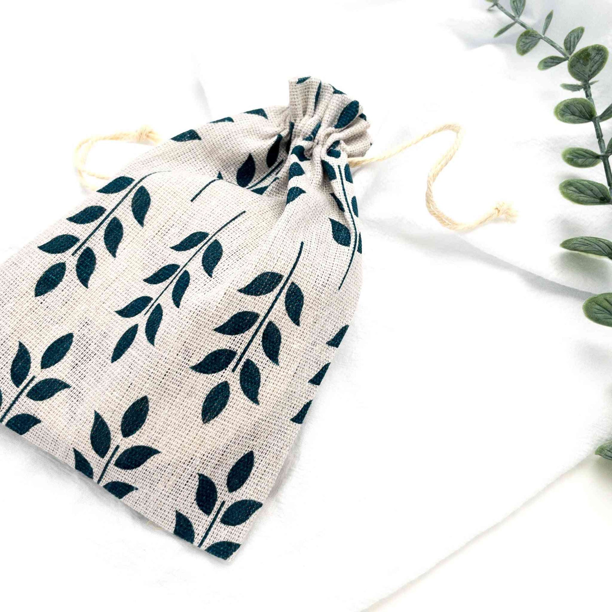 Sacchetto in tessuto con foglie verdi per conservare le card mensili Safari, incluso nel set regalo neonato Baby Island.