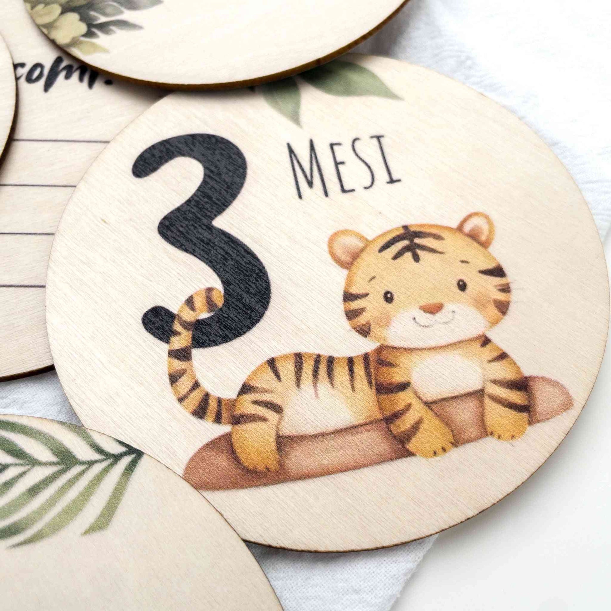 Dettaglio card '3 mesi' con tigrotto illustrato, parte del set regalo neonato Safari per foto traguardi mensili Baby Island.