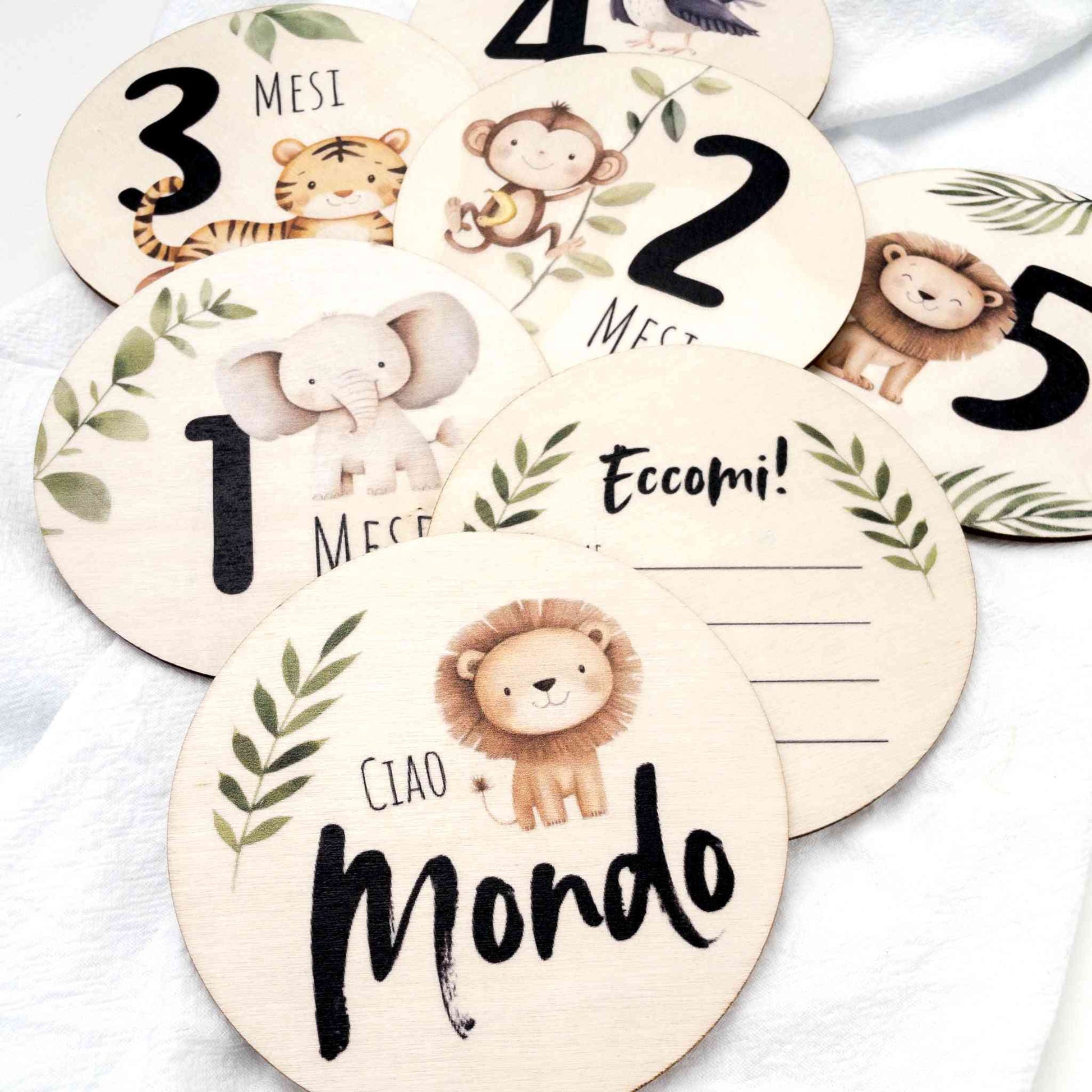 Card 'Ciao Mondo' e 'Eccomi' con animali safari, parte del set regalo neonato per fotografia mensile e ricordi Baby Island.