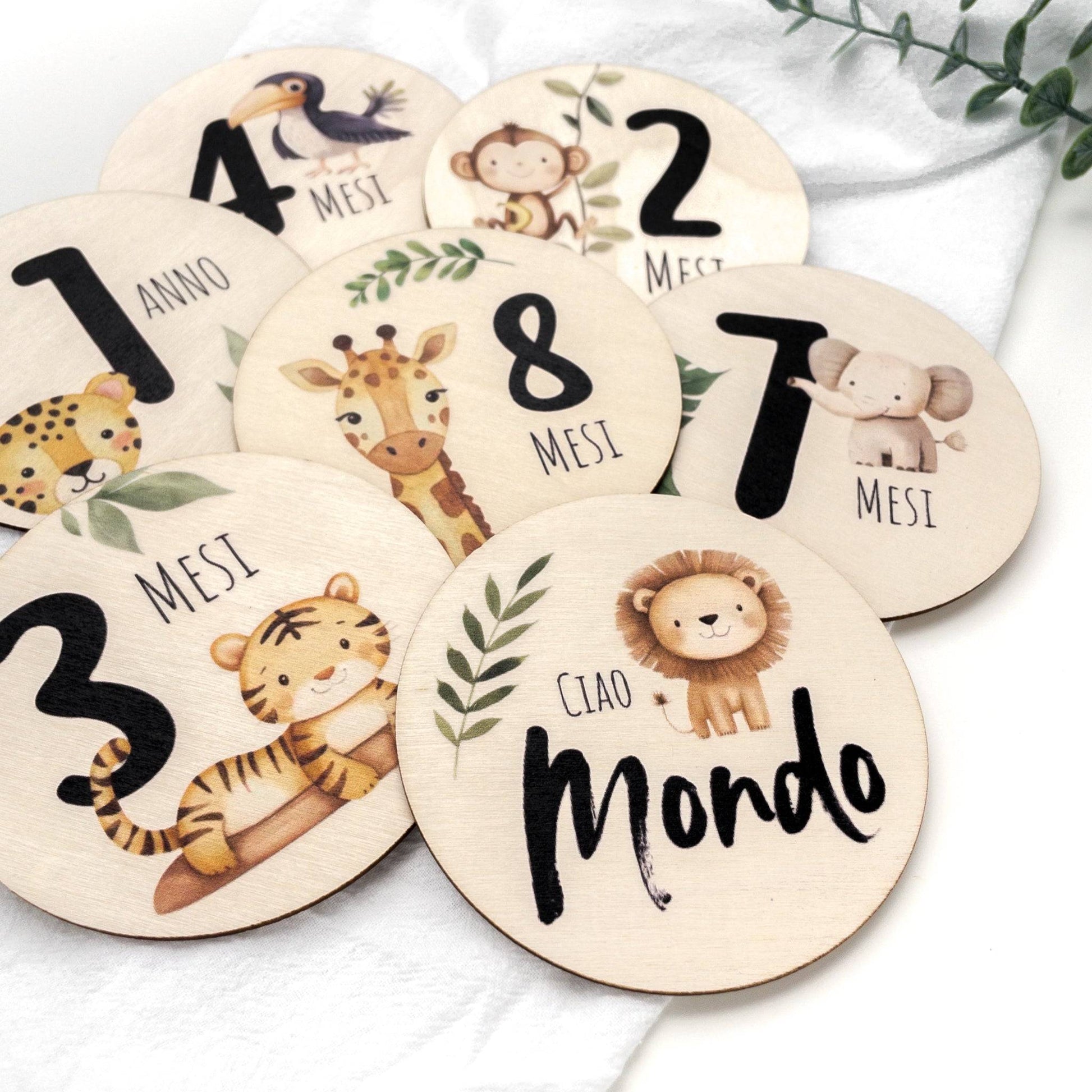 Set regalo neonato Safari Adventures con card mensili in legno illustrate con animali per fotografia complimese neonato Baby Island.