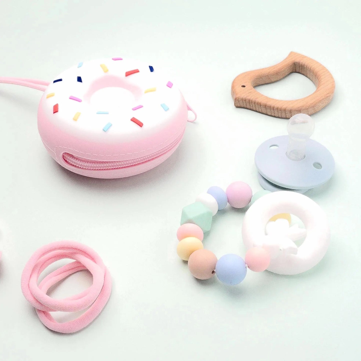 Custodia portaciuccio in silicone a forma di donut con cerniera, ideale per portare ciucci e piccoli accessori sia del neonato che della mamma come elastici, anelli,piccoli sonagli ecc.