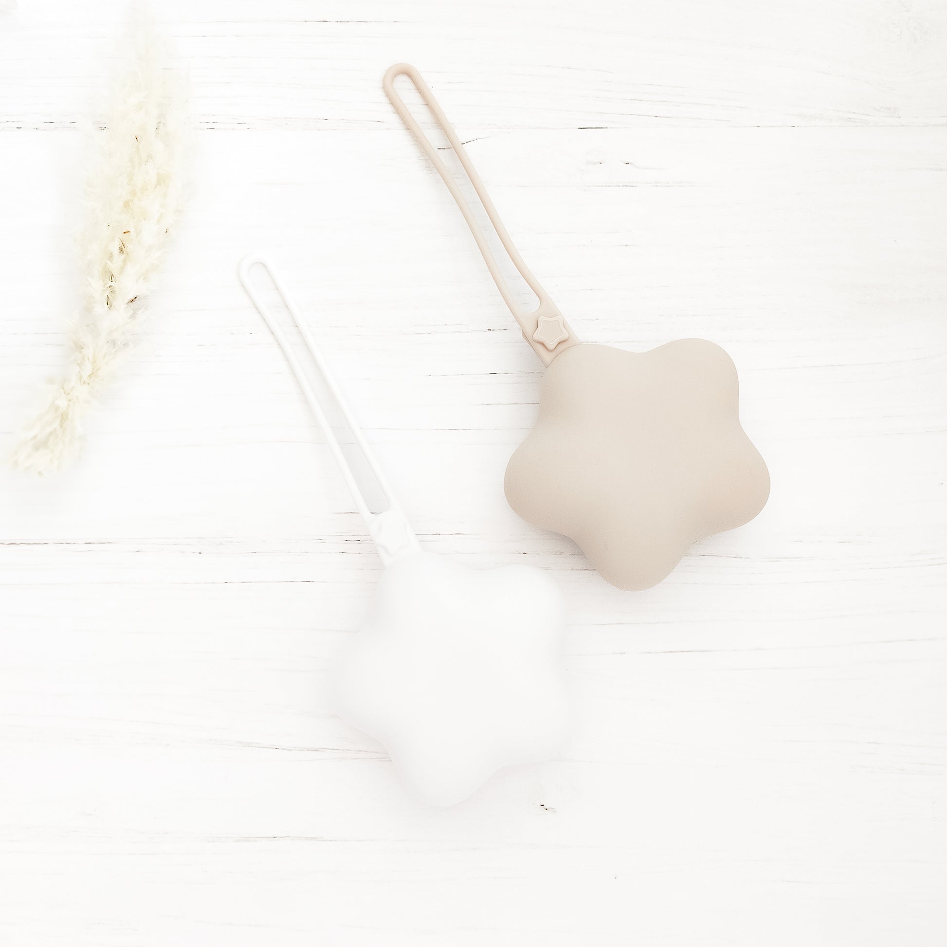 Custodia ciuccio a forma di stella beige e bianco design compatto e igienico