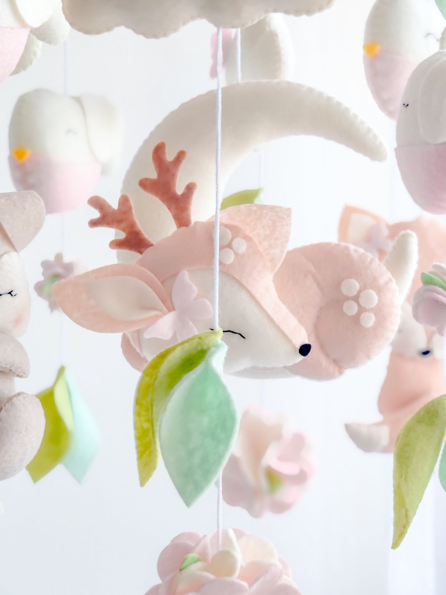 giostrina per culla neonata fatta a mano a tema natura e cuccioli del bosco, colori neutri in feltro con luna, stelle, foglie e animali