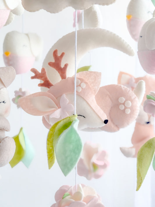 giostrina per culla neonata fatta a mano a tema natura e cuccioli del bosco, colori neutri in feltro con luna, stelle, foglie e animali