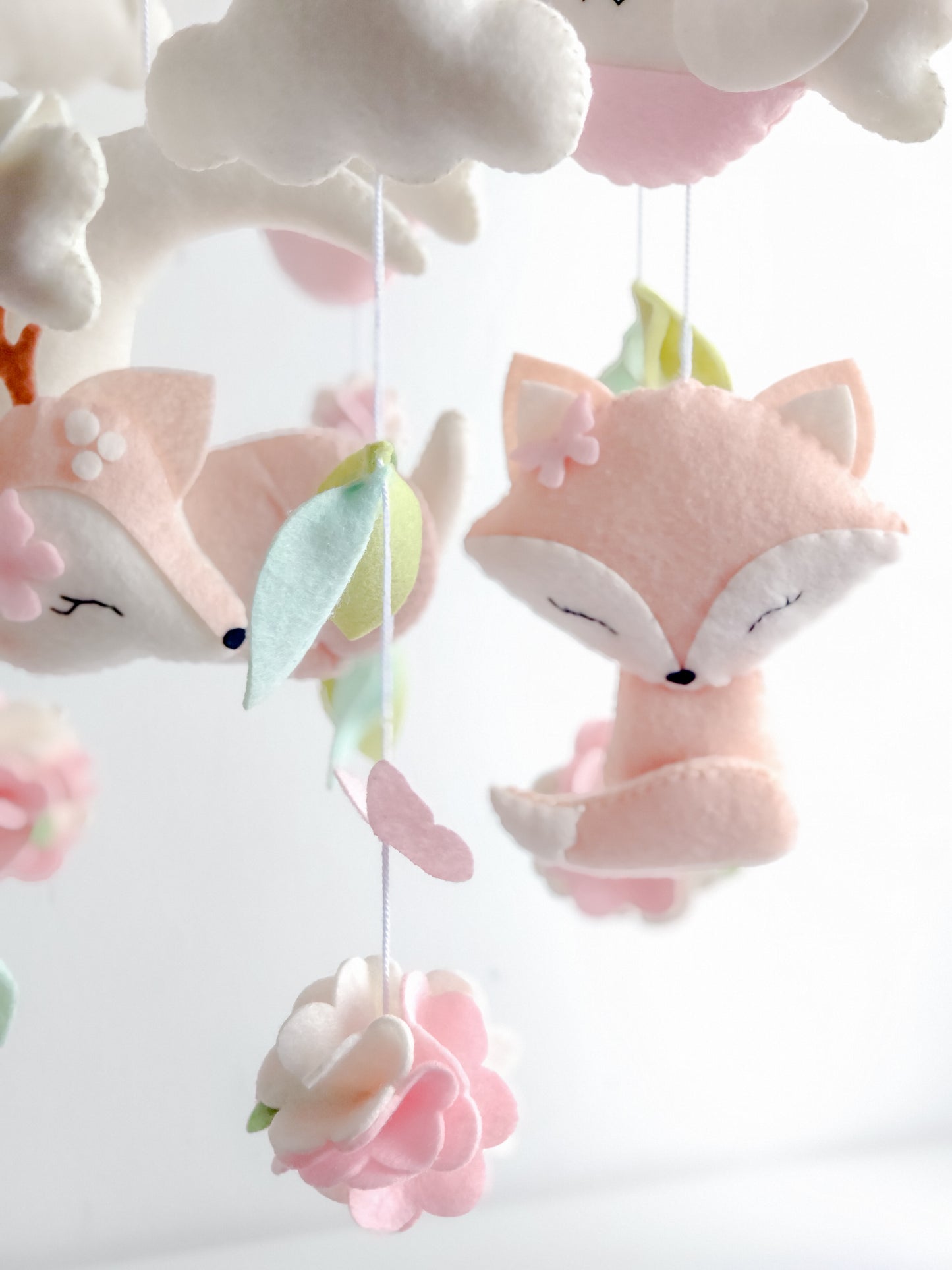 Giostrina per culla cucita a mano, colori soft e neutri con decorazioni nuvole, fiori e animali del bosco con cerbiatto che dorme sulla luna al centro