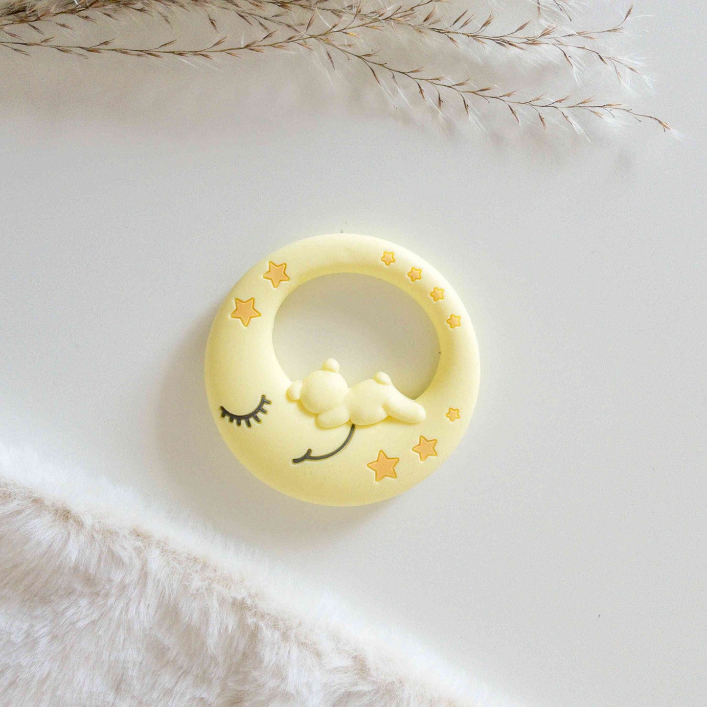 Massaggiagengive neonato giallo in silicone alimentare a forma di luna con orsetto che dorme