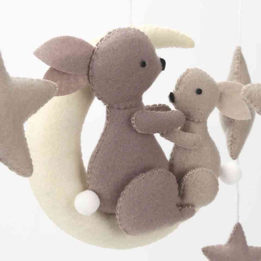 Giostrina per culla cucita a mano, colori soft e neutri con decorazioni conigli sulla luna, stelle e nuvoletto che dorme sulla luna al centro