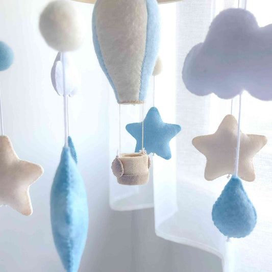 Mobile decorativo per cameretta bambino con tema cielo e mongolfiera fatta a mano