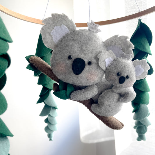 giostrina per culla fatta a mano in feltro perneonat,i decorazione cameretta koala con foglie eucalipto
