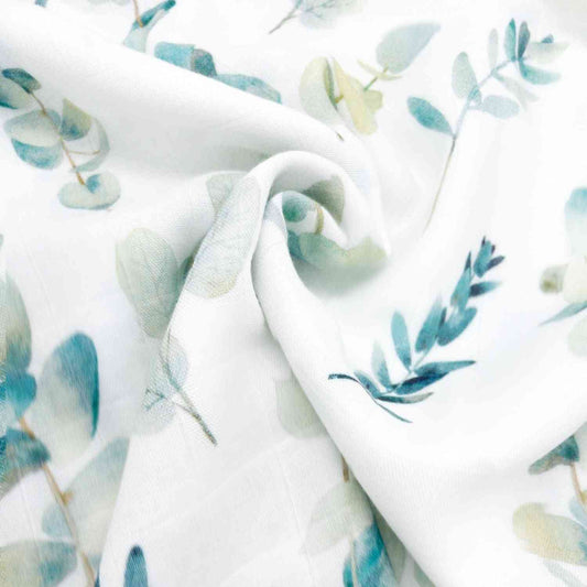 Dettaglio mussola neonato in cotone e bambù con stampa koala e foglie verdi, tessuto traspirante e delicato per neonati.