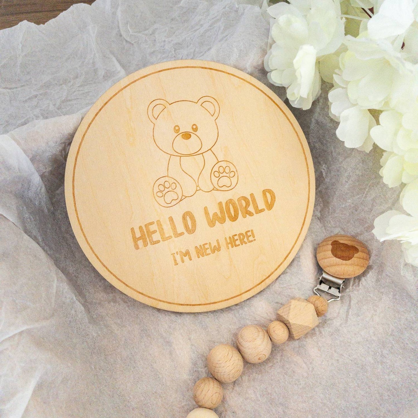 benvenuto neonato, card in legno con orsetto hello word, pietra miliare nascita neonato