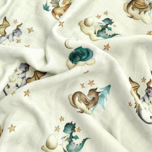 Primo piano di una mussola morbida e traspirante con stampa di draghi stilizzati in varie pose.