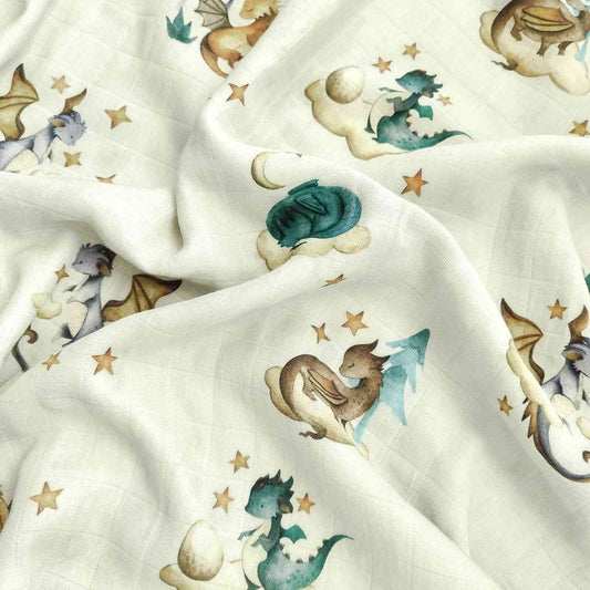 Primo piano di una mussola morbida e traspirante con stampa di draghi stilizzati in varie pose.