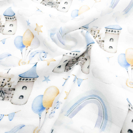 tessuto in mussola di cotone e bambù certificato okeo-tex fantasia con castelli unicorni e palloncini azzurri e oro adatta per neo mamma idea regalo neonata femmina