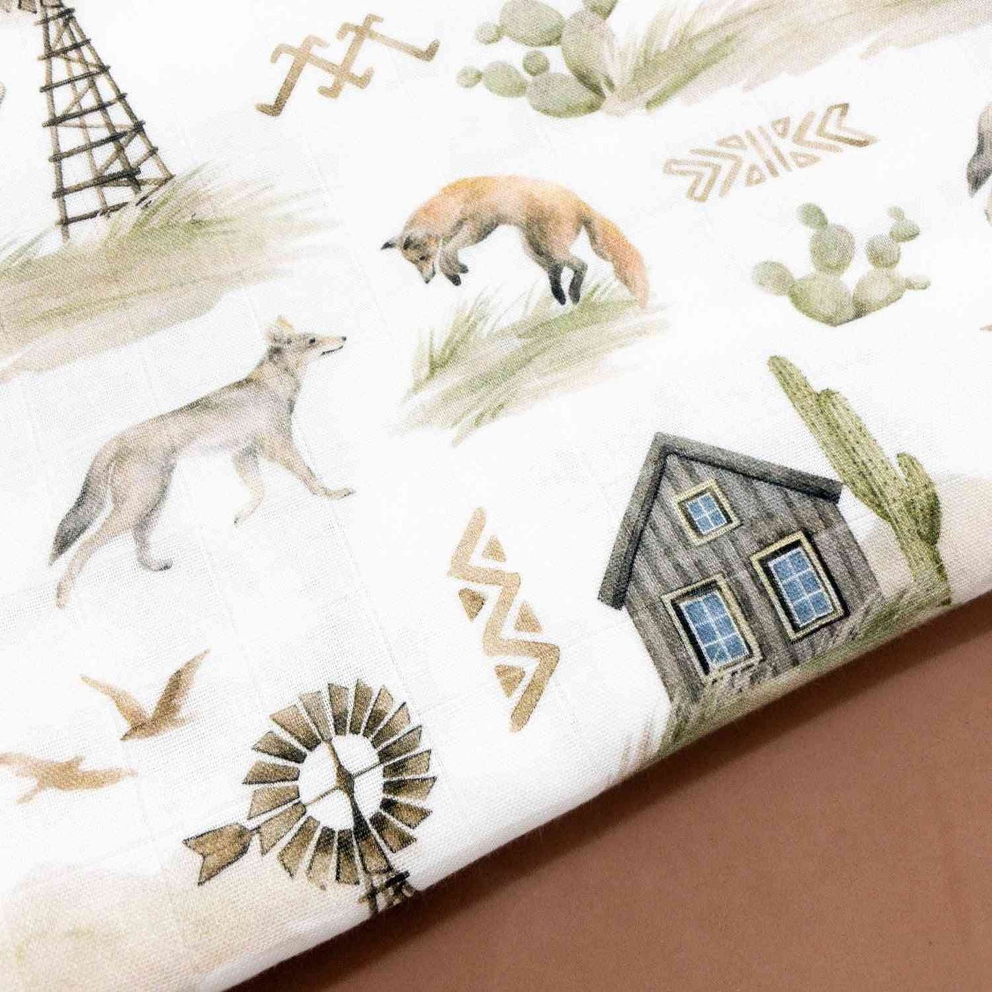 Copertina mussola bambù-cotone tema foresta, con casa di legno, mulino e volpi – antibatterica, soffice, certificata OEKO-TEX e ideale per bambini