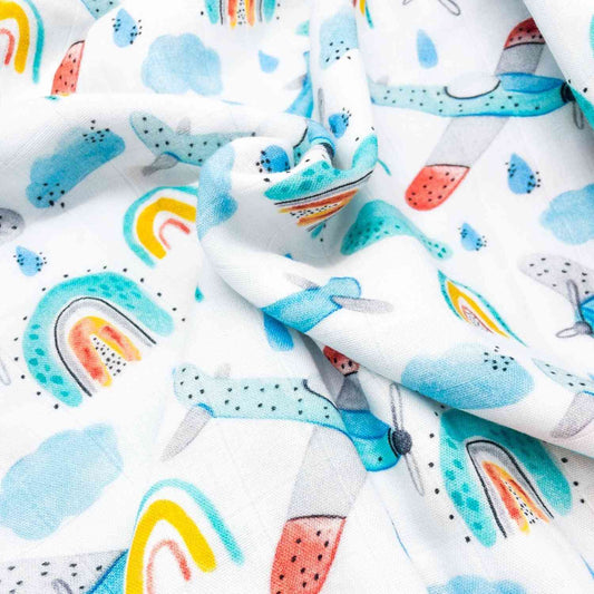 Mussola multifunzione per neonati con proprietà antibatteriche e fantasia celeste
Ideale come tappeto gioco, panno ruttino o copertura antisfregamento per seggiolino, con un design ispirato a cieli e aeroplani