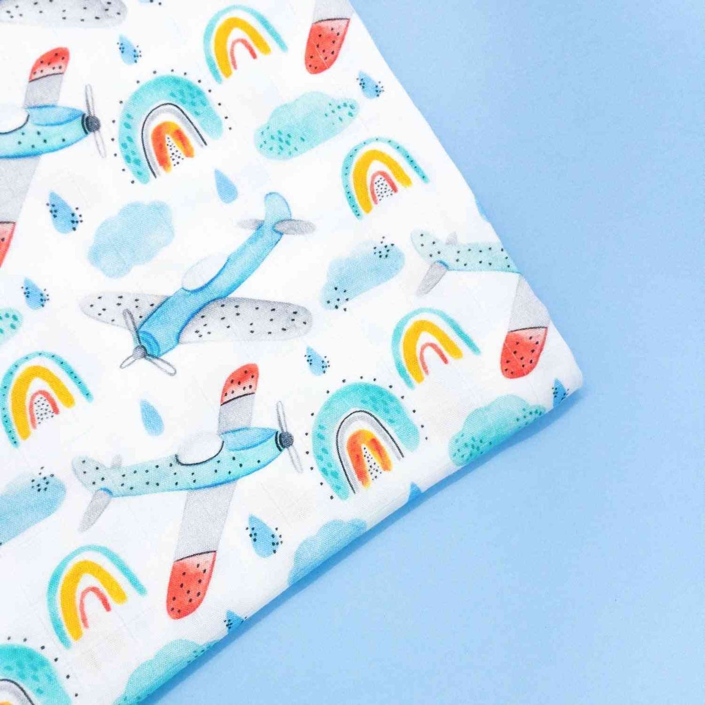 Mussola neonato in cotone bambù traspirante con fantasia aeroplani e arcobaleni
Realizzata in tessuto certificato OEKO-TEX®, combina morbidezza e resistenza. Perfetta come copertina leggera, asciugamano o panno per il cambio