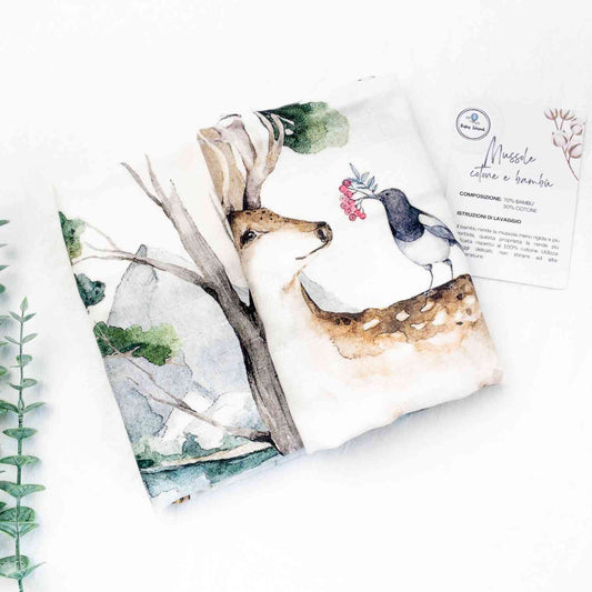 Dettaglio stampa cervo e volpe su mussola neonato in cotone e bambù