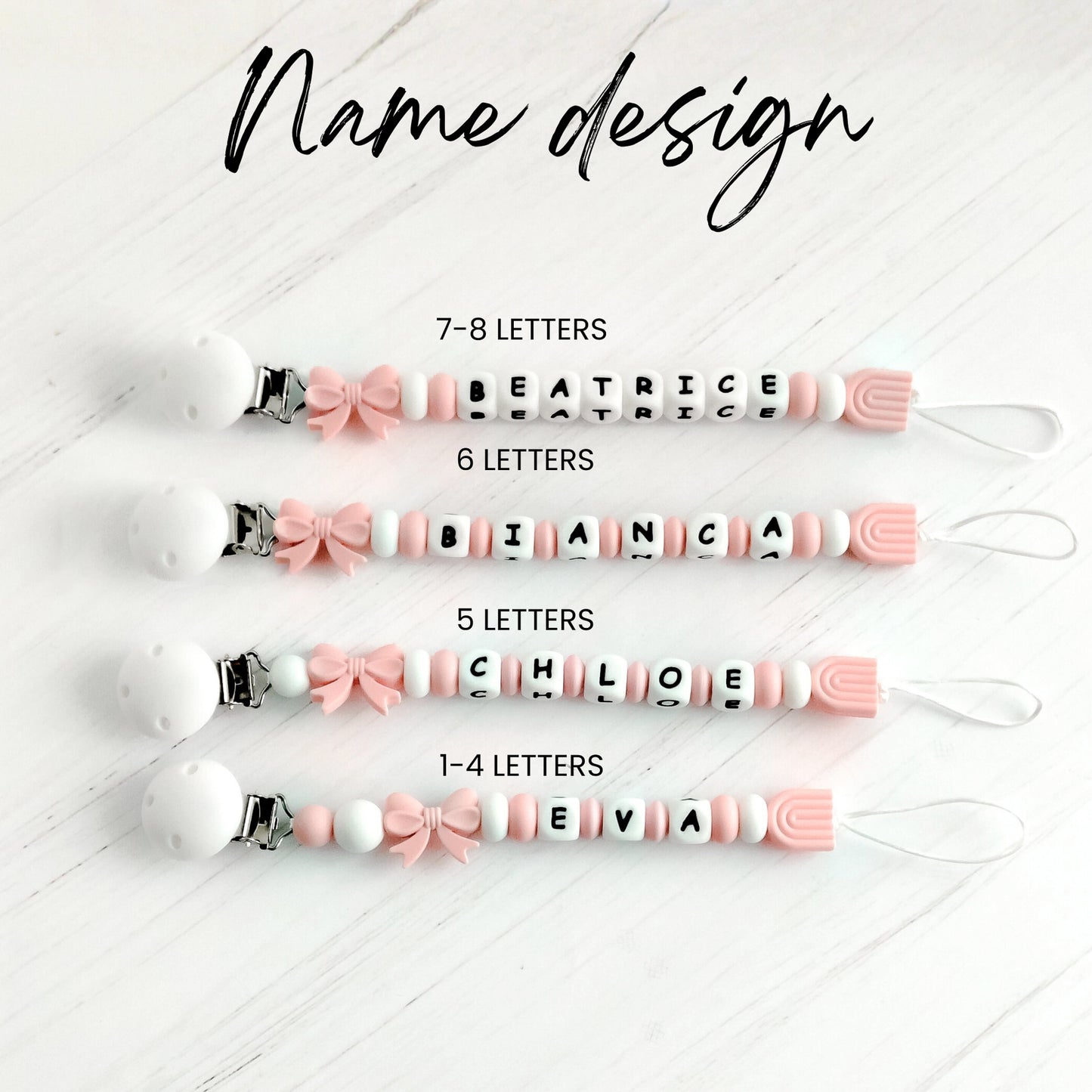 Esempi di catenelle ciuccio personalizzate con nomi da 1 a 8 lettere, design rosa e bianco, idea regalo baby shower Baby Island.