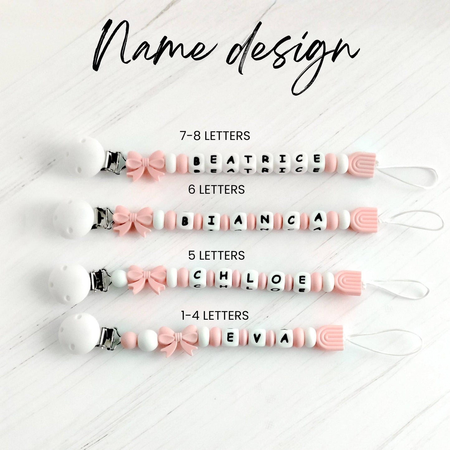 Esempi di catenelle ciuccio personalizzate con nomi da 1 a 8 lettere, design rosa e bianco, idea regalo baby shower Baby Island.