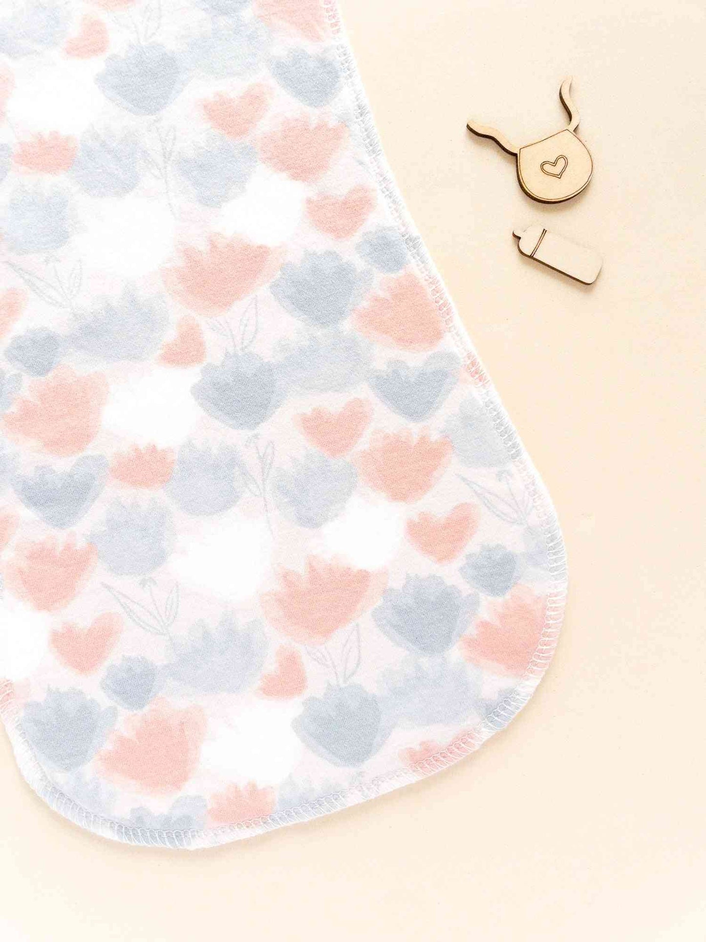 Panni anti-rigurgito neonato in cotone, resistenti e delicati sulla pelle neonata femmina fantasia fiori bianchi azzurri rosa salvietta allattamento protezione vestiti mamma