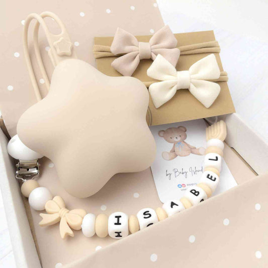 Set neonata economico ed elegante con catenella portaciuccio nome, custodia e fasce per capelli nei colori beige e bianco
