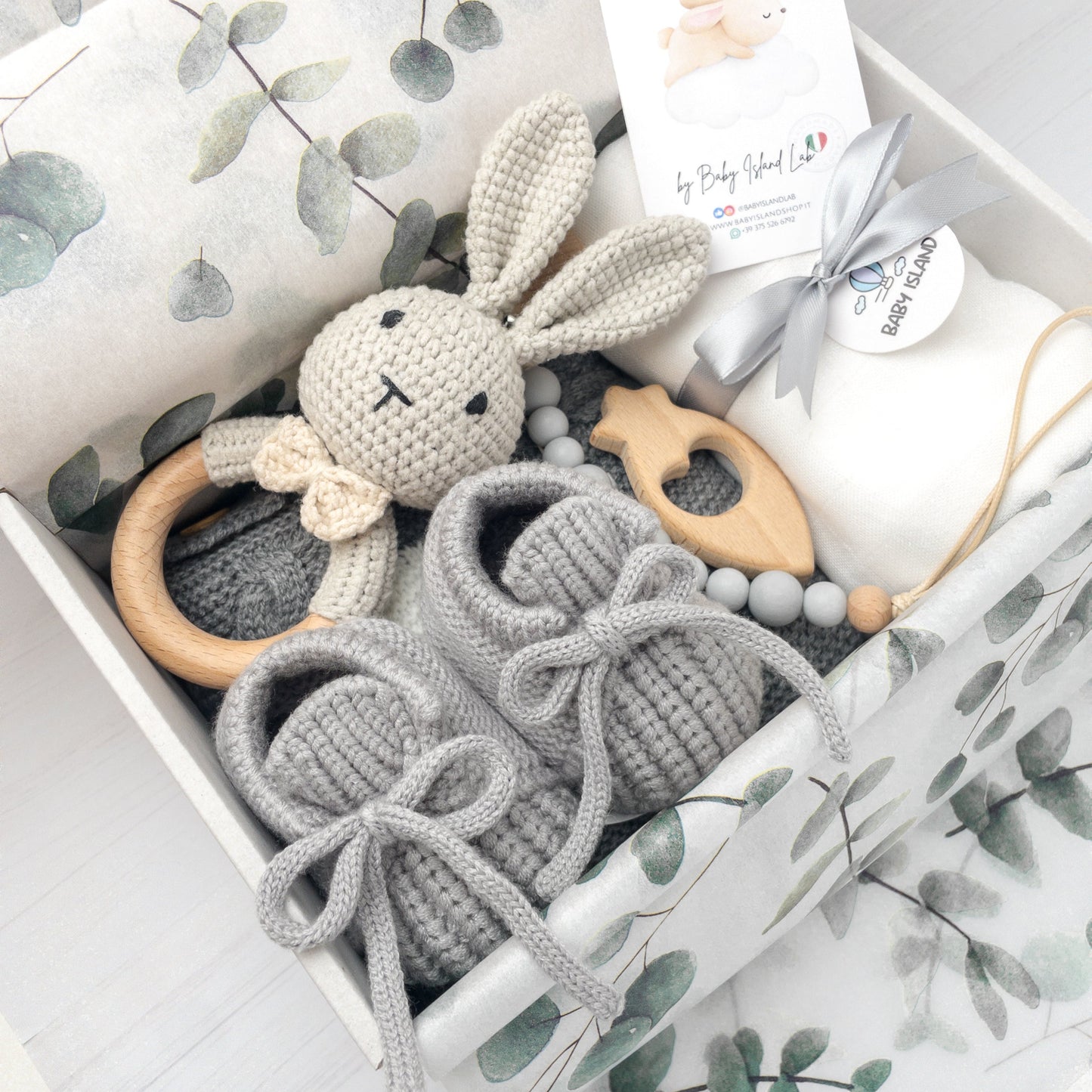 Regalo neonato per baby shower, battesimo, set nascita, idea regalo per neonato a tema coniglietto colore neutro grigio con sonaglio coniglio, scarpine neonato, mussola cotone e bambù, pagliaccetto in maglia e carotina in legno di faggio.