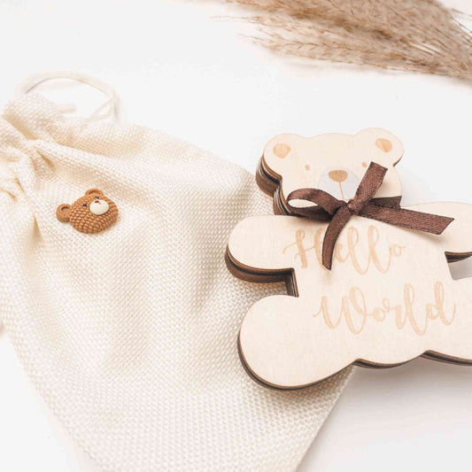 Set regalo neonato genere neutro Baby Bear con sonaglio in legno a forma di orsetto e sacchetto in tessuto. Perfetto come regalo per nuova nascita.