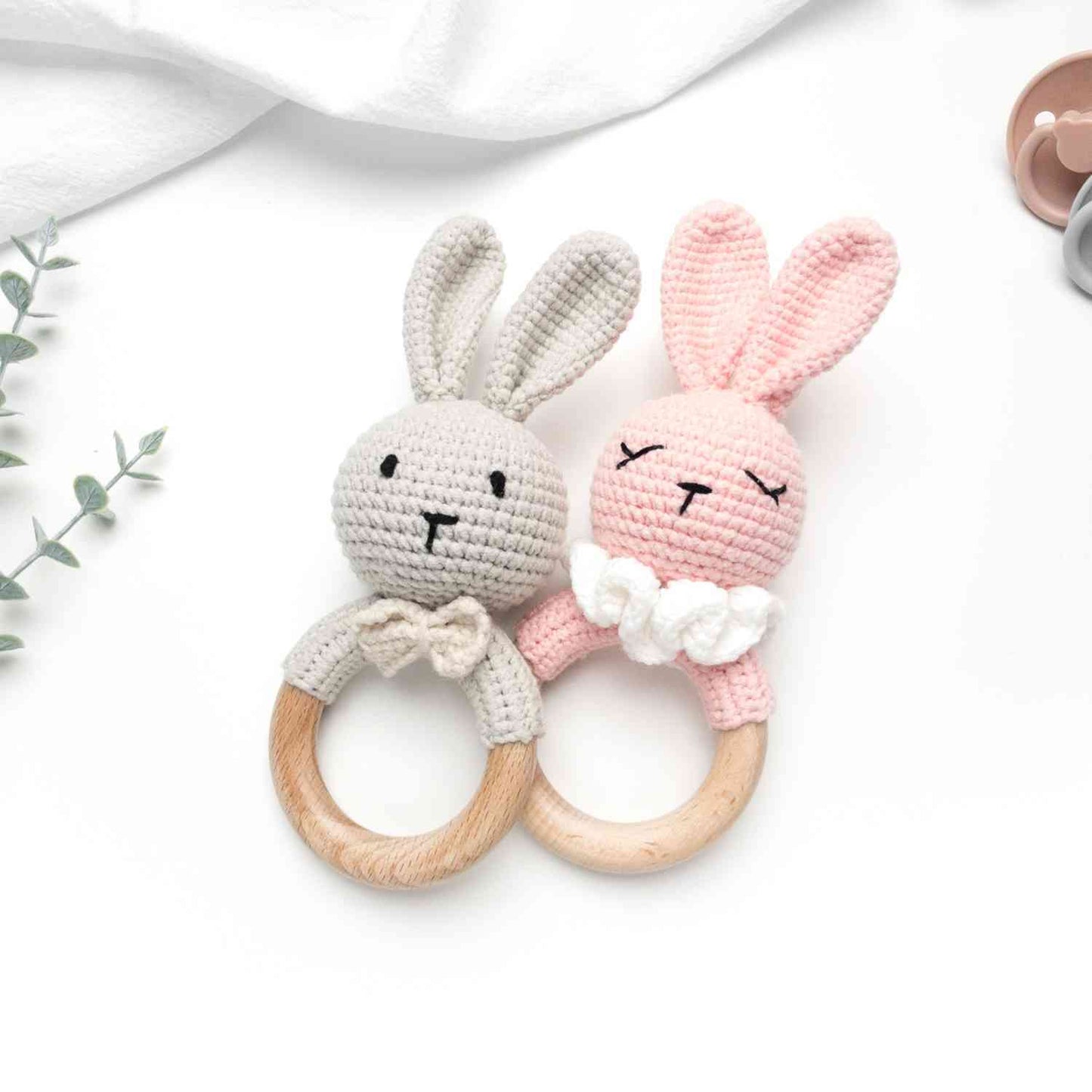sonaglio per neonato coniglio amigurumi con campanellino in cotone grigio e rosa, baby bunny rattle for baby boy baby girl