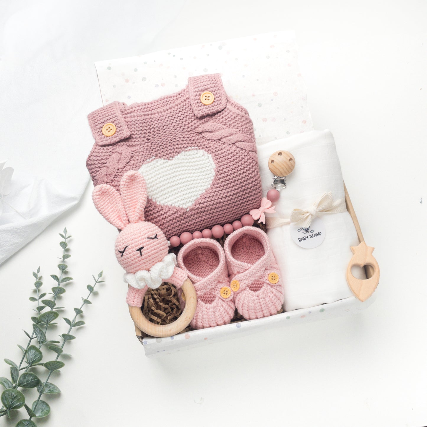 Set regalo per neonata, idea regalo per neonata originale, regalo per neonata femmina colore rosa con vari accessori per cura del neonato con coniglietto sonaglio