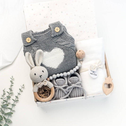set regalo neonato originale, regalo per baby shower unisex con sonaglio uncinetto amigurumi fatto a mano e altri accessori per neonato in colore grigio e bianco genere neutro