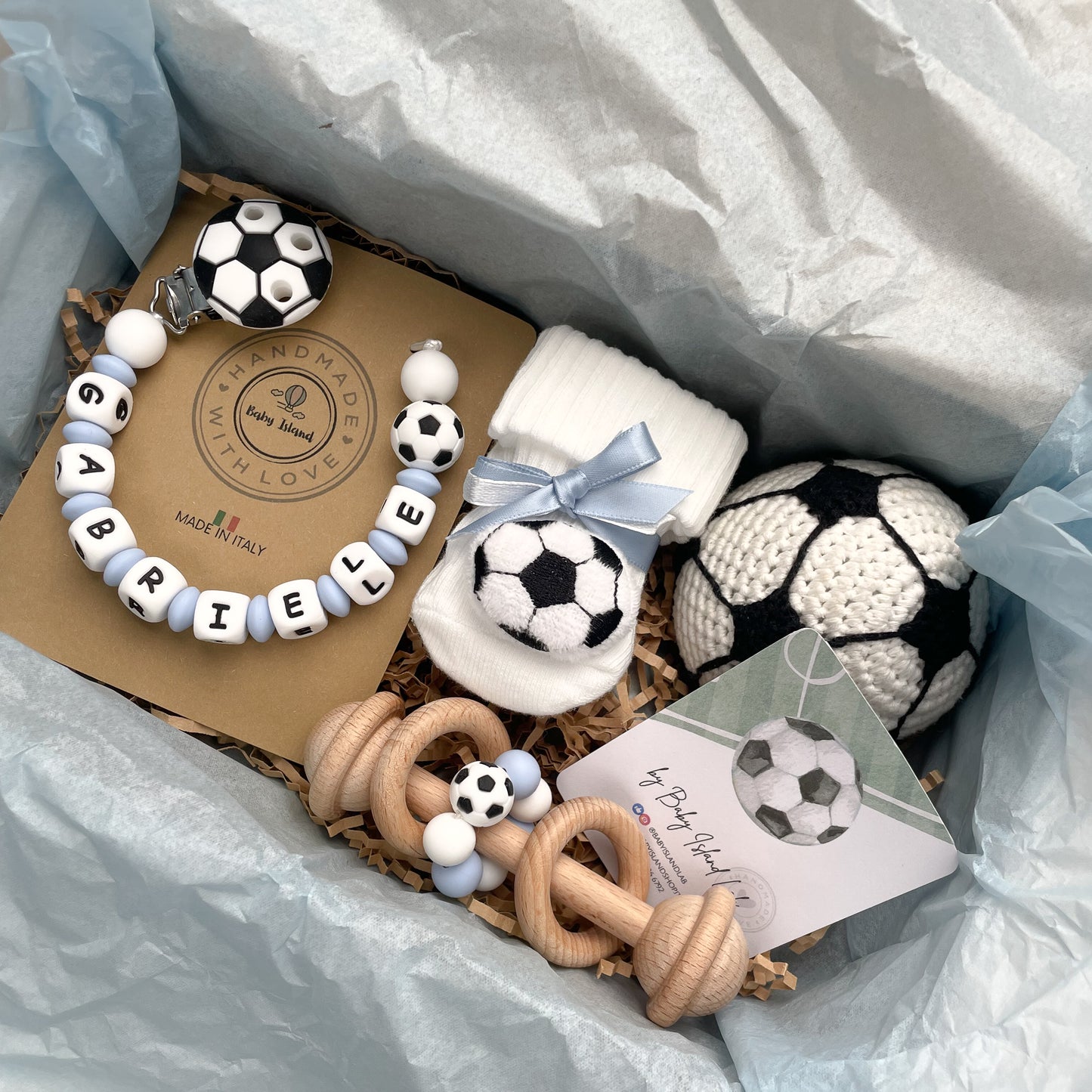 Set di accessori per neonato a tema calcio, palla da calcio con campanellino, ciuccio personalizzato, calzine, sonaglio legno per il bebè, perfetto per baby shower o nascita.