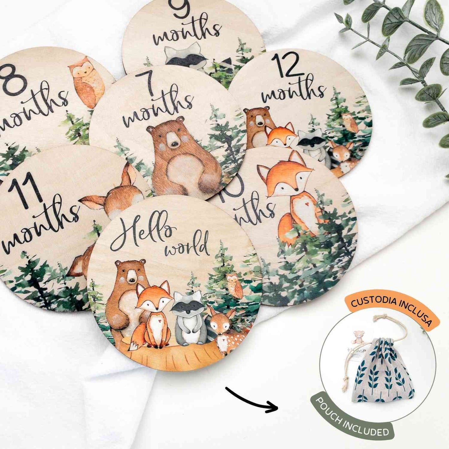 Set milestone card legno naturale con animali foresta, ideale per scatti mensili e traguardi bebè. Idee regalo nascita o baby shower unisex, con design neutro. Parte del set regalo Woodland Adventures con musola, calzini, sonaglio. Foto ricordo crescita neonato, accessorio fotografico creativo e sostenibile. Per bimbi maschi o femmine appena nati