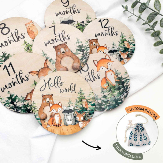 Set milestone card legno naturale con animali foresta, ideale per scatti mensili e traguardi bebè. Idee regalo nascita o baby shower unisex, con design neutro. Parte del set regalo Woodland Adventures con musola, calzini, sonaglio. Foto ricordo crescita neonato, accessorio fotografico creativo e sostenibile. Per bimbi maschi o femmine appena nati