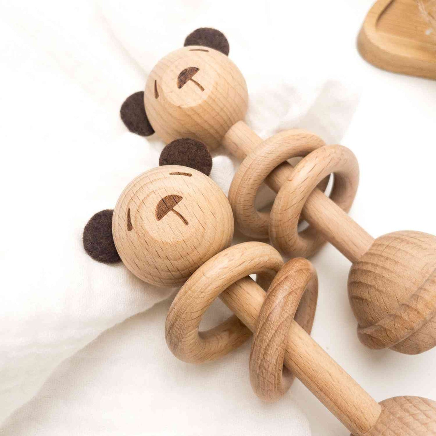 Sonaglio in legno di faggio naturale a forma di orso, sicuro e maneggevole per manine neonate. Stimola i sensi e la coordinazione del bambino. Incluso nel set regalo Woodland Adventures con mussola, carte milestone, calzini. Idea regalo neonato baby shower, perfetta per neonati maschio o femmina. Accessorio educativo e sostenibile per la prima infanzia