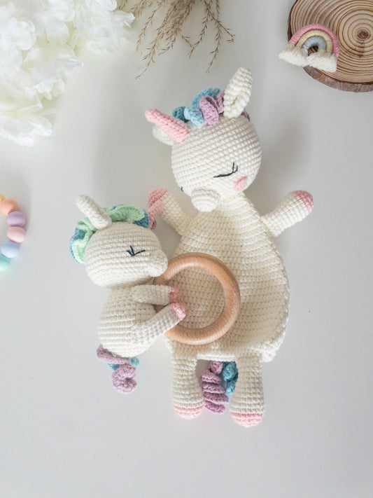 Idea regalo per neonata femmina, economico e fatto a mano con comforter unicorno e sonaglio unicorno con colori pastello e arcobaleni