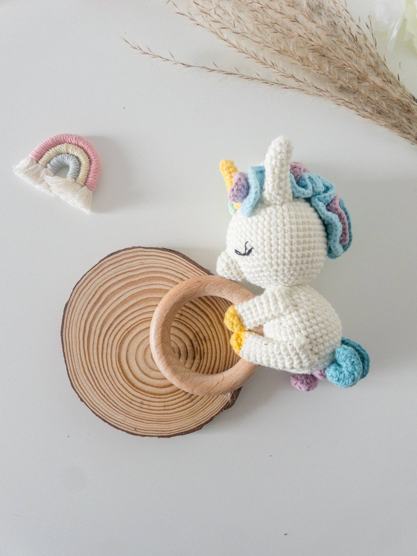 Sonaglio neonata unicorno con anello in legno e unicorno arcobaleno colorato