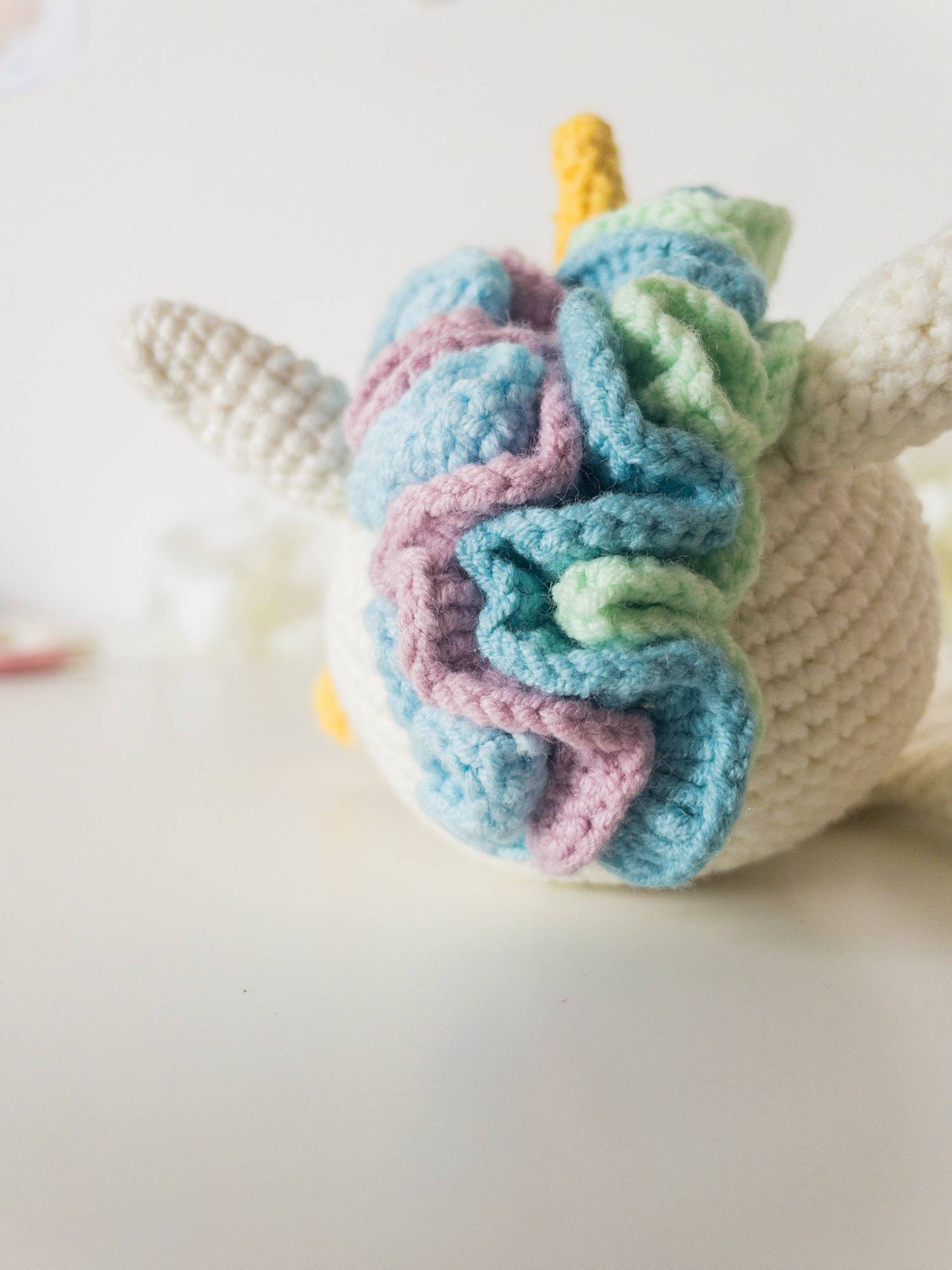dou dou comforter neonata morbido, dettaglio criniera arcobaleno colori vivaci e pastello