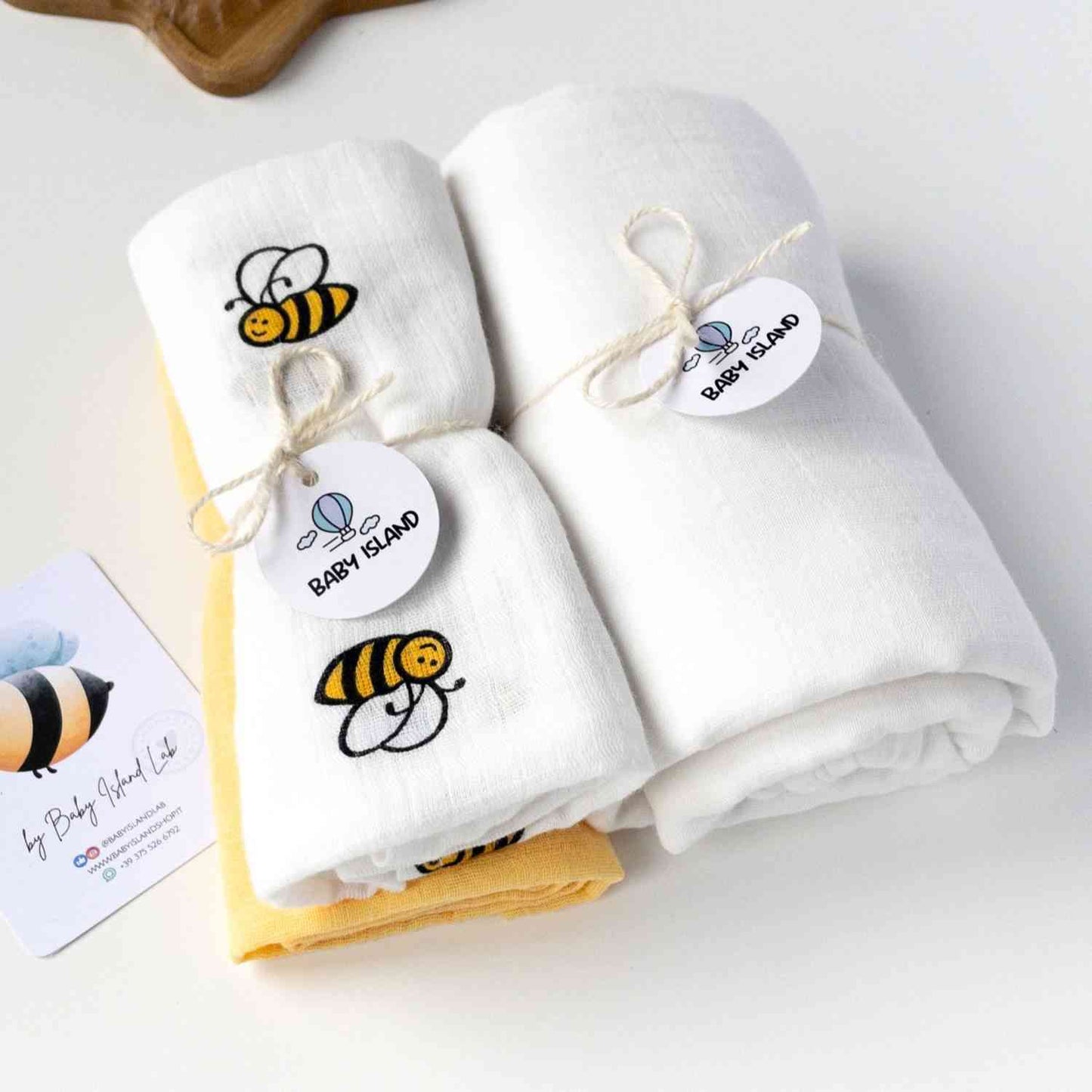 Completo nascita neonato a tema api: mussole 100% cotone, set pappa, bavaglino, panni cambio e catenina ciuccio personalizzabile con nome