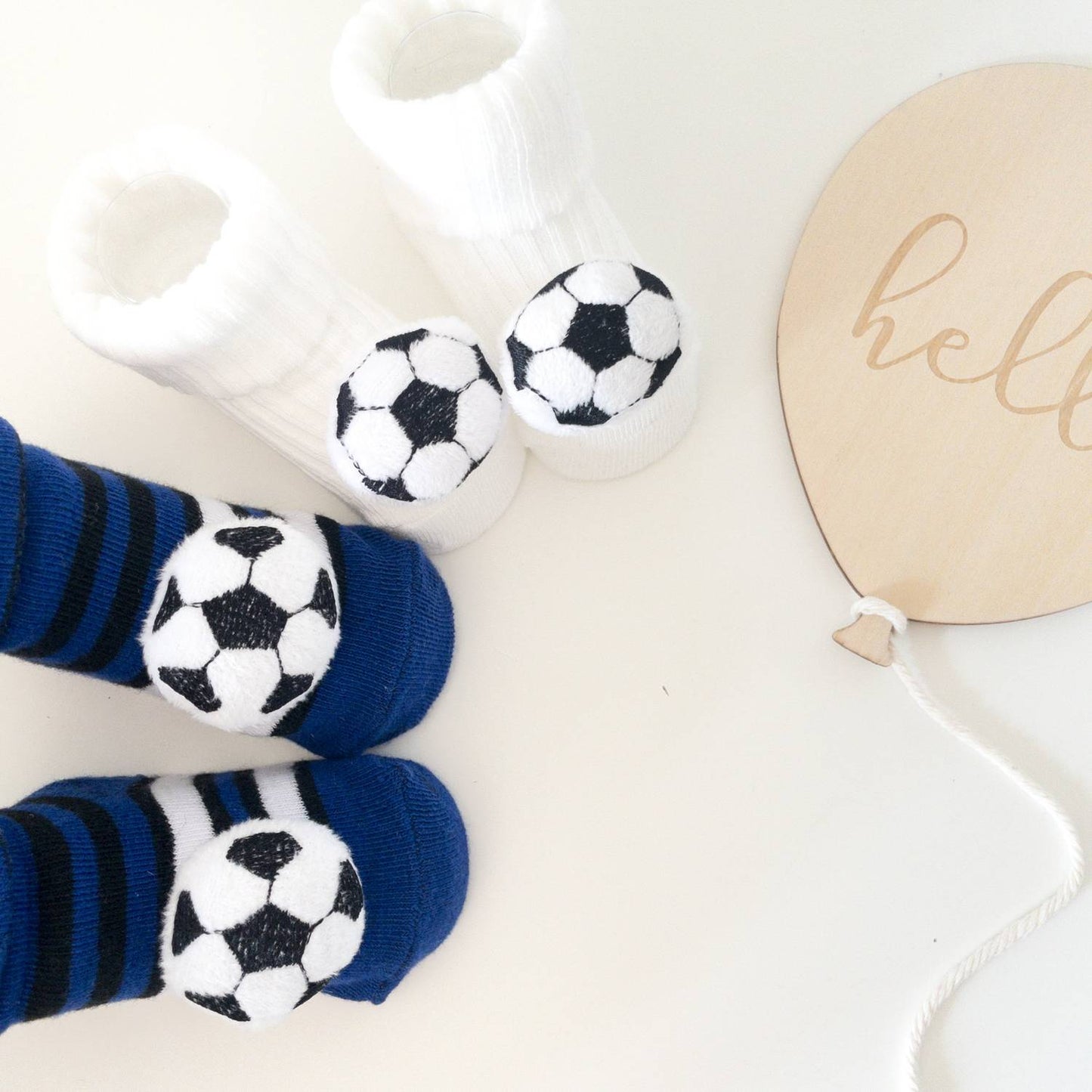 Scarpine da neonato con palloni: "calze neonato bianche con dettagli a tema calcio"
Calzine da neonato in morbido tessuto cotone, decorate con piccoli palloni da calcio, ideali per i primi mesi di vita.
