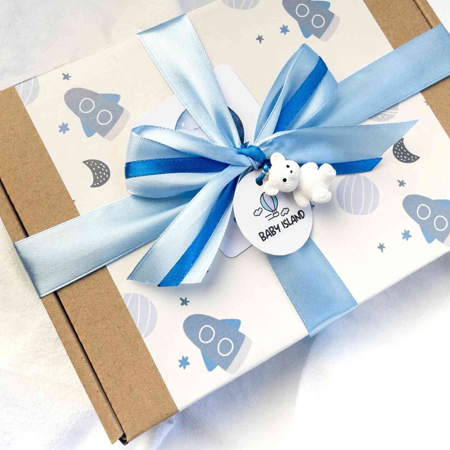 Confezione regalo per set neonato space adventures con razzi e fiocco azzurro
