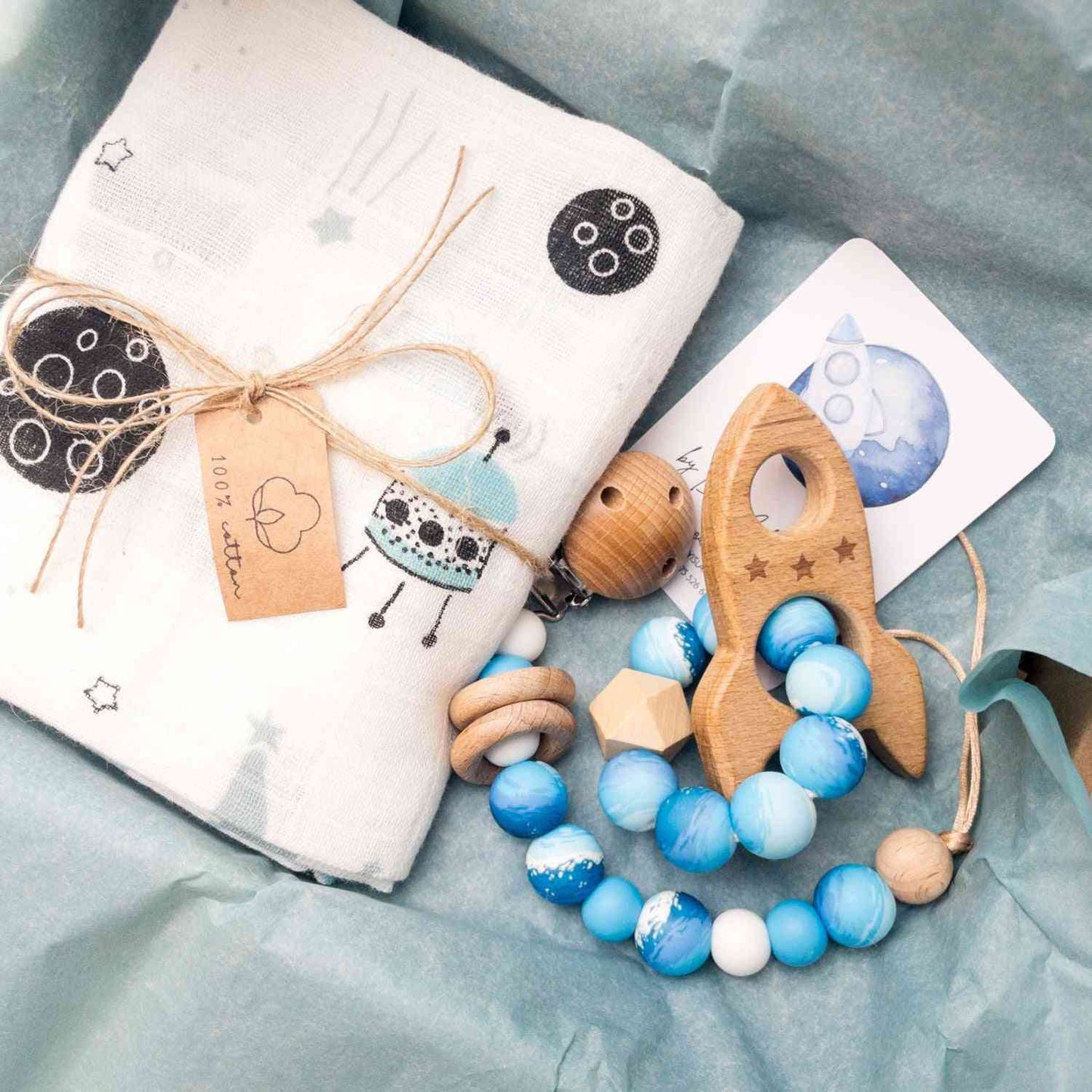 Set regalo per neonato maschio a tema spaziale, set regalo pianeti, set regalo neonati spazio con massagengive in legno a forma di razzo, catenella ciuccio e mussola in cotone