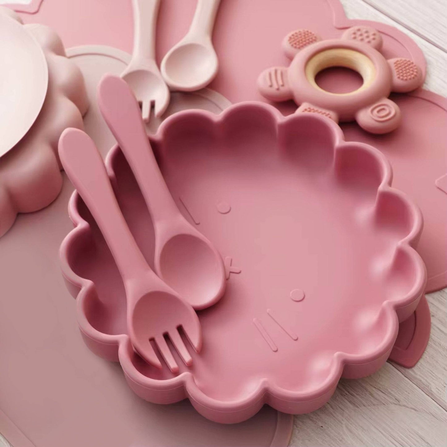 Piatto in silicone alimentare rosa resistente e sicuro, perfetto per lo svezzamento dai neonati ai bambini fino a 36 mesi e oltre