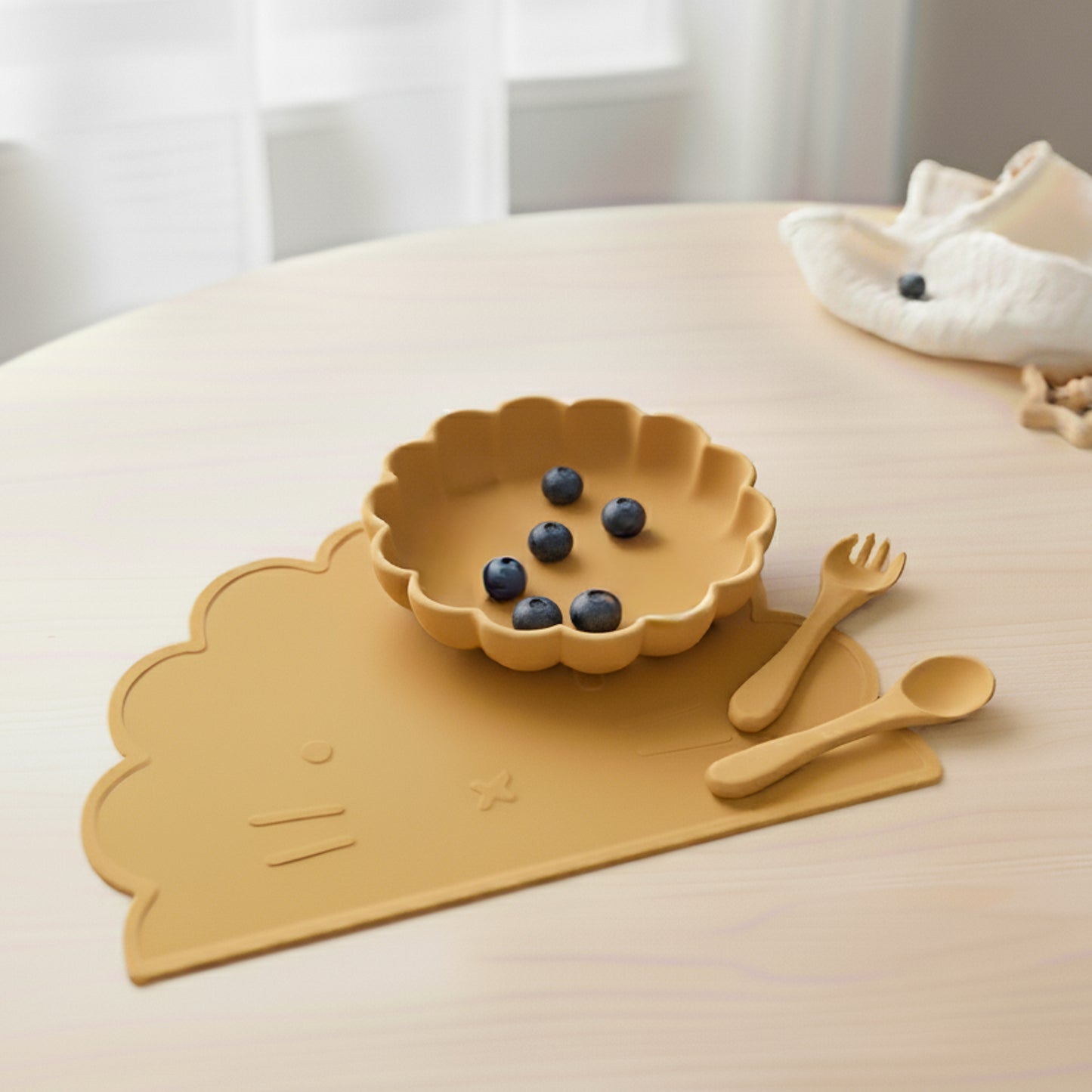 Set pappa giallo ocra arancione in silicone alimentare privo di BPA, composto da piatto, posate e tovaglietta, ideale per lo svezzamento e i pasti sicuri e pratici dei bambini fino a 36 mesi