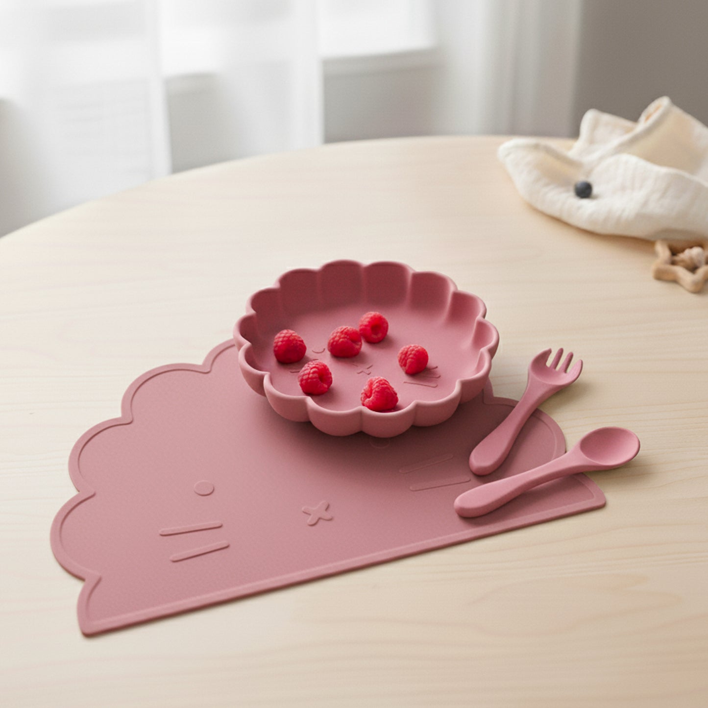 Set pappa in silicone viola rosa scuro malva alimentare privo di BPA, composto da piatto, posate e tovaglietta, ideale per lo svezzamento e i pasti sicuri e pratici dei bambini fino a 36 mesi