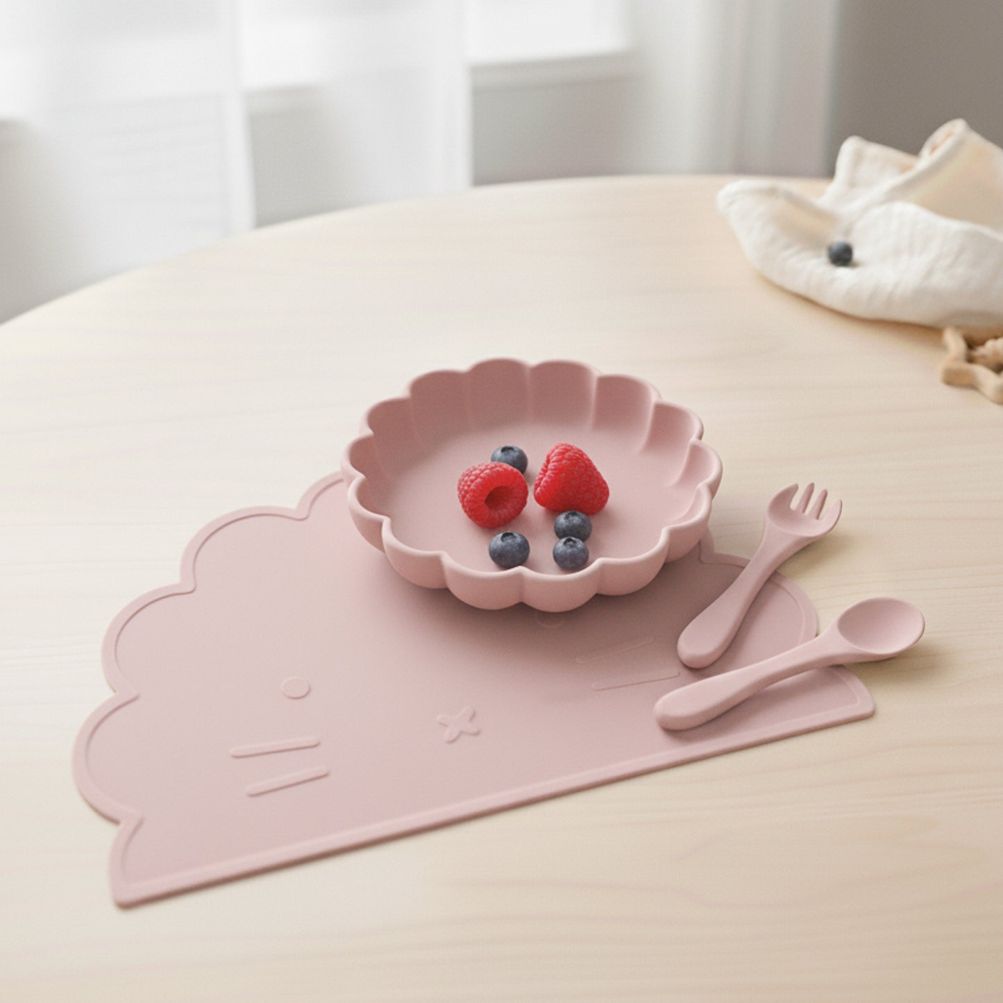 Set pappa neonata rosa in silicone alimentare privo di BPA, composto da piatto, posate e tovaglietta, ideale per lo svezzamento e i pasti sicuri e pratici dei bambini fino a 36 mesi