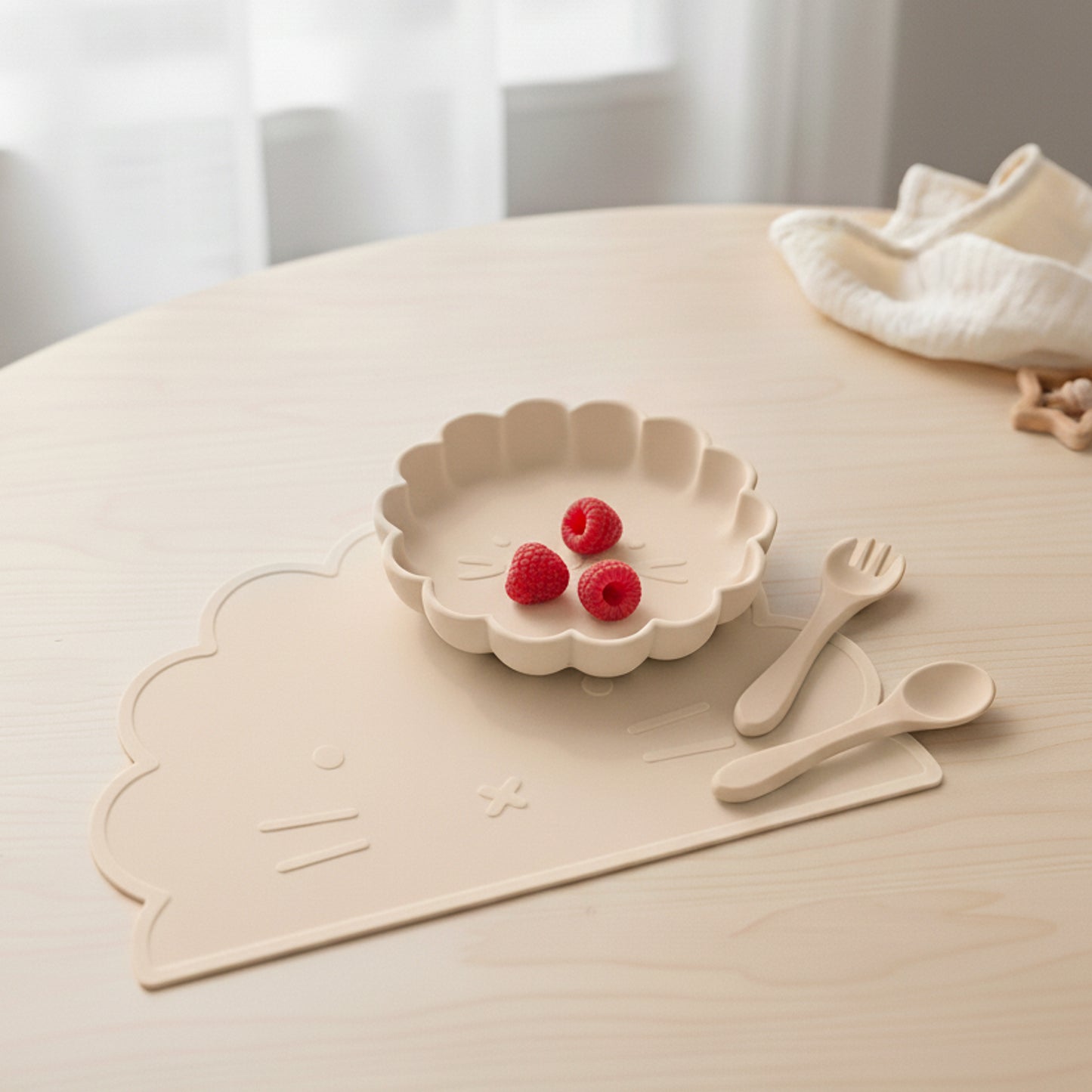 Set pappa genere neutro beige in silicone alimentare privo di BPA, composto da piatto, posate e tovaglietta, ideale per lo svezzamento e i pasti sicuri e pratici dei bambini fino a 36 mesi
