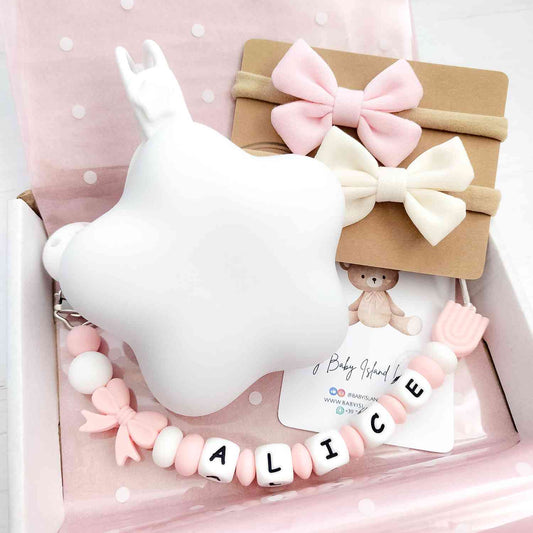 set personalizzato neonata con catenella portaciuccio rosa e bianco, due fasce con fiocco e una custodia stella colore bianco