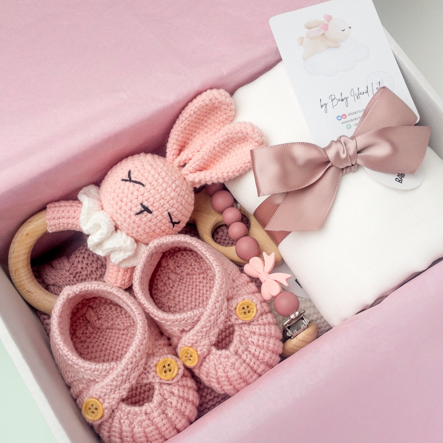 set regalo per neonata a tema coniglietto rosa con mussola con fiocco, scarpine rosa, catenella portaciuccio, pagliaccetto e sonaglio sensoriale a forma di coniglietto