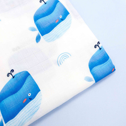 Mussola con balene blu simpatiche sorridenti colori vivaci tema mare per neonati mussola grande